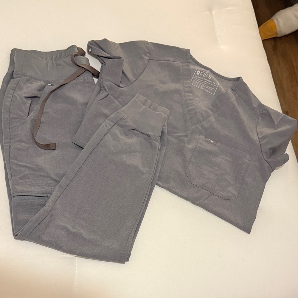 Figs Women's Scrub Set in Heather Gray